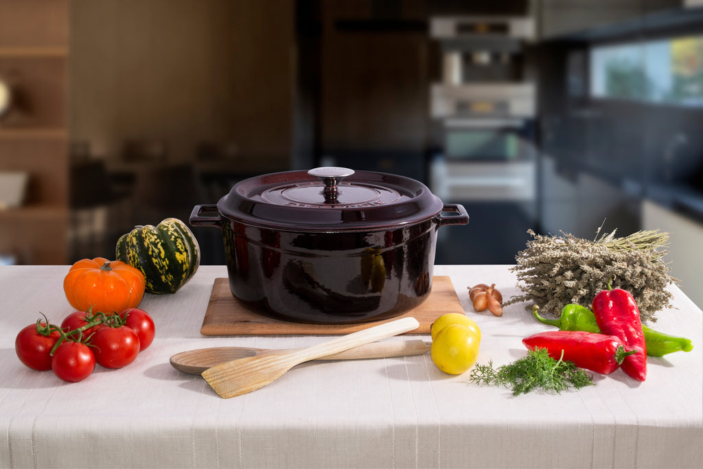 LAVA Round Cast Iron Dutch Oven 28 cm cast iron cookware by Patriot Tactical, homestead American heritage design – detail view